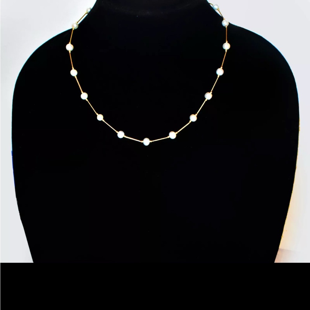 Elegant Gold and Pearl Necklace